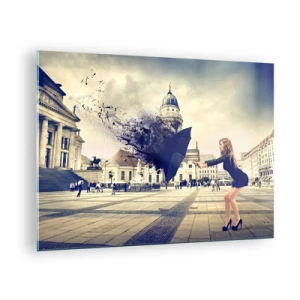 Tablou pe sticlă - O femeie cu o umbrelă pe fundalul unei piețe urbane, într-o compoziție artistică - 70x50cm - Există un astfel de vânt... - Decorațiune modernă pentru perete pentru living și dormitor ARTTOR