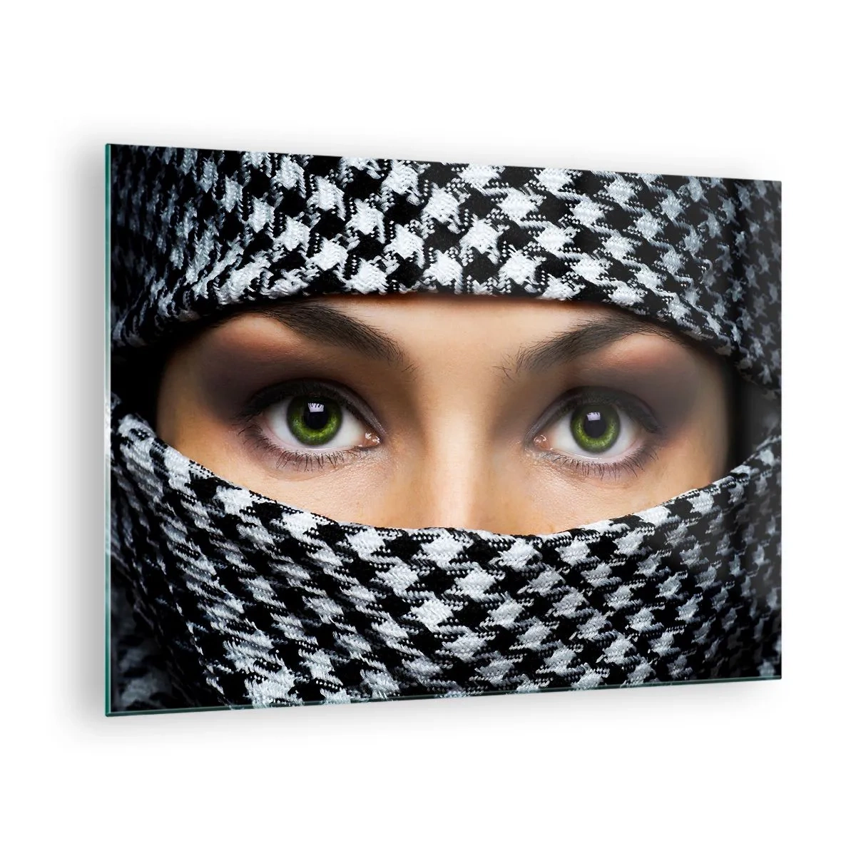 Tablou pe sticlă - Ochi verzi înconjurați de un model alb-negru - 70x50cm - Un portret al unei frumuseți cu ochii verzi - Decorațiune modernă pentru perete pentru living și dormitor ARTTOR