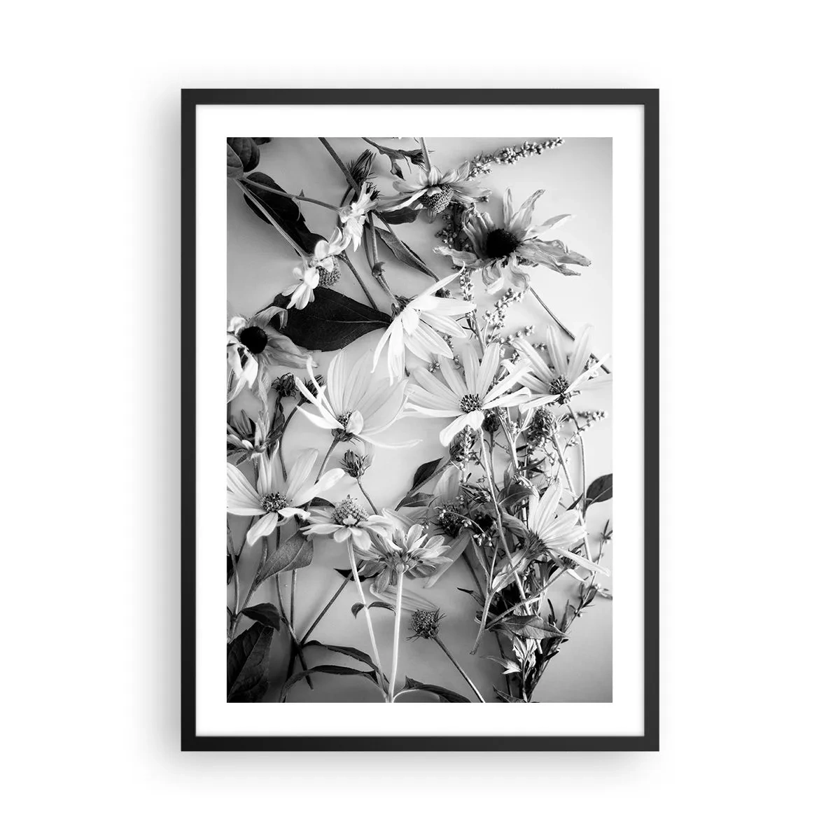 Poster în ramă neagră - Flori albe și negre aranjate într-un aranjament artistic - 50x70cm - Un altfel de buchet - Decorațiune modernă pentru perete pentru living și dormitor ARTTOR