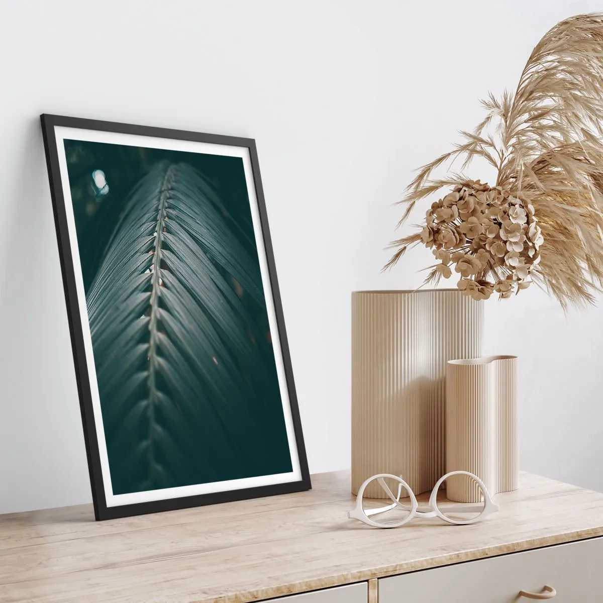 Poster în ramă neagră - O frunză de palmier într-un ton întunecat cu iluminare blândă - 50x70cm - Precizia naturii - Decorațiune modernă pentru perete pentru living și dormitor ARTTOR