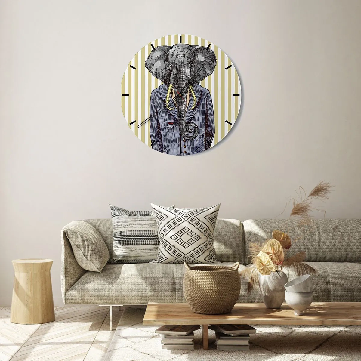 Ceas de perete - Ceas pe sticlă - Un desen elegant al unui elefant în costum pe un fundal de dungi verticale. - 30x30cm - Elegant prin natură - Decorațiune modernă pentru perete pentru living, bucătărie și dormitor ARTTOR