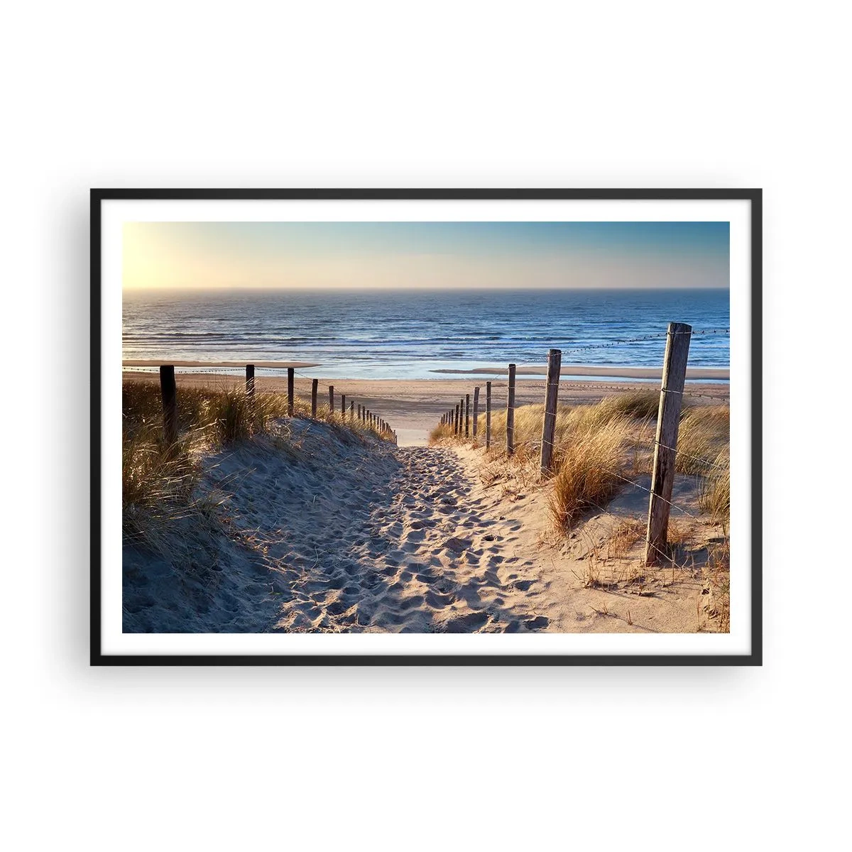 Poster în ramă neagră - Zumzet de mare, o plajă sălbatică printre ierburi... - 100x70 cm