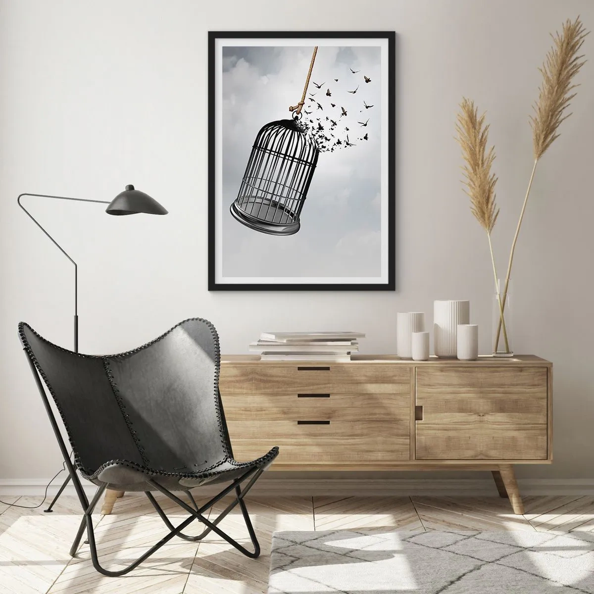 Poster în ramă neagră - Păsări care zboară dintr-o cușcă deschisă pe un fundal de nori - 50x70cm - Credință...Speranță...Libertate! - Decorațiune modernă pentru perete pentru living și dormitor ARTTOR
