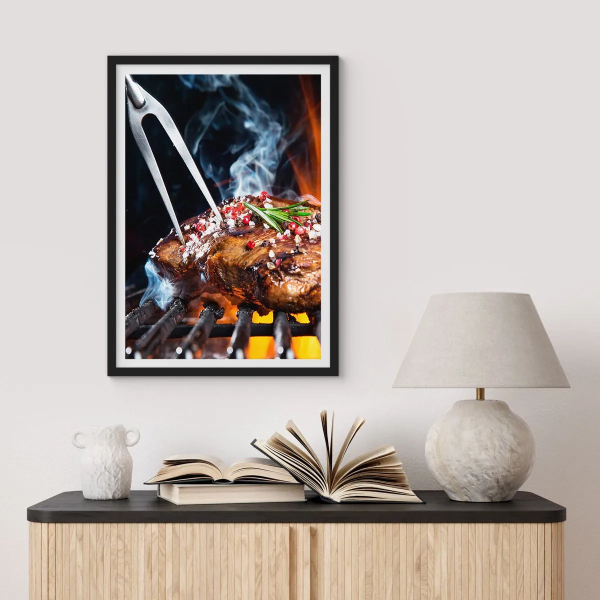 Poster în ramă neagră - Friptură la grătar cu condimente - 50x70cm - Suculente și parfumate - Decorațiune modernă pentru perete pentru living și dormitor ARTTOR