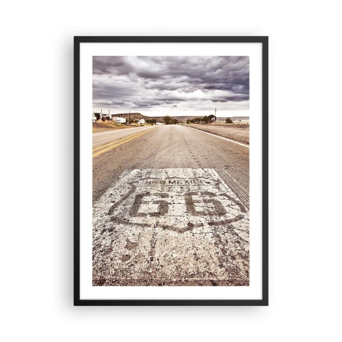 Poster în ramă neagră - Un drum cu simbolul Rutei 66 care trece printr-un peisaj deșertic - 50x70cm - Mother Road - o legendă americană - Decorațiune modernă pentru perete pentru living și dormitor ARTTOR
