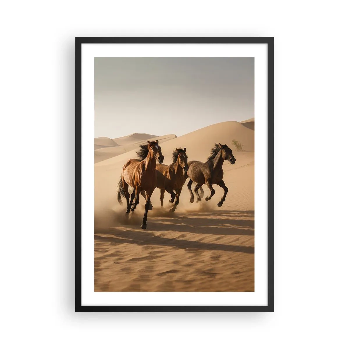 Poster în ramă neagră - Cai galopând în deșert în lumina caldă a apusului - 50x70cm - Liberi ca vântul - Decorațiune modernă pentru perete pentru living și dormitor ARTTOR