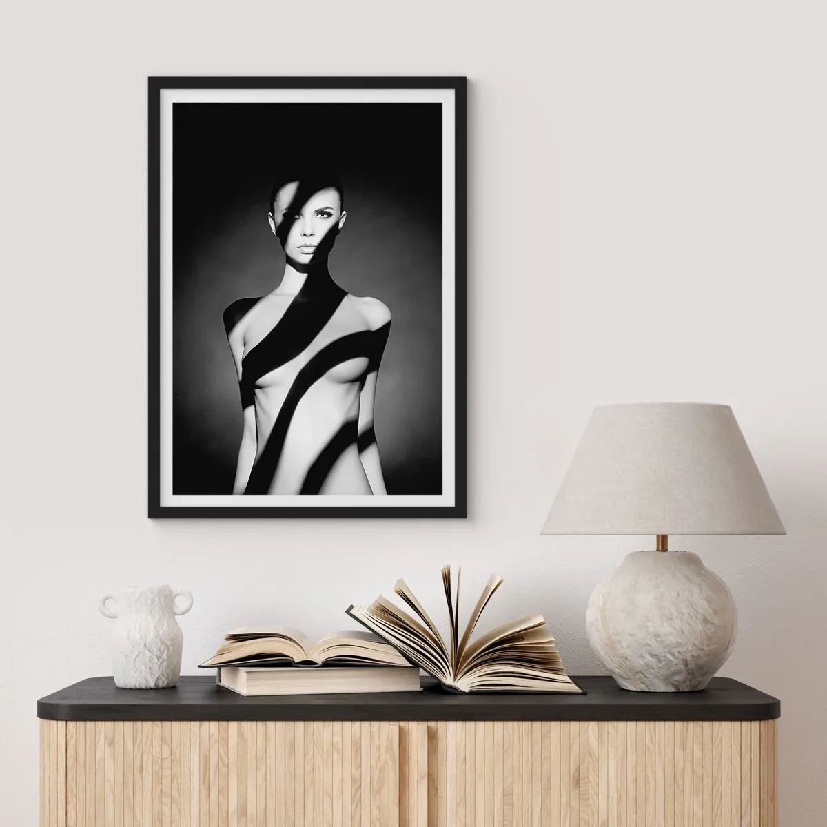 Poster în ramă neagră - Femeie în umbre grafice alb-negru - 50x70cm - La strălucire și la umbră - Decorațiune modernă pentru perete pentru living și dormitor ARTTOR