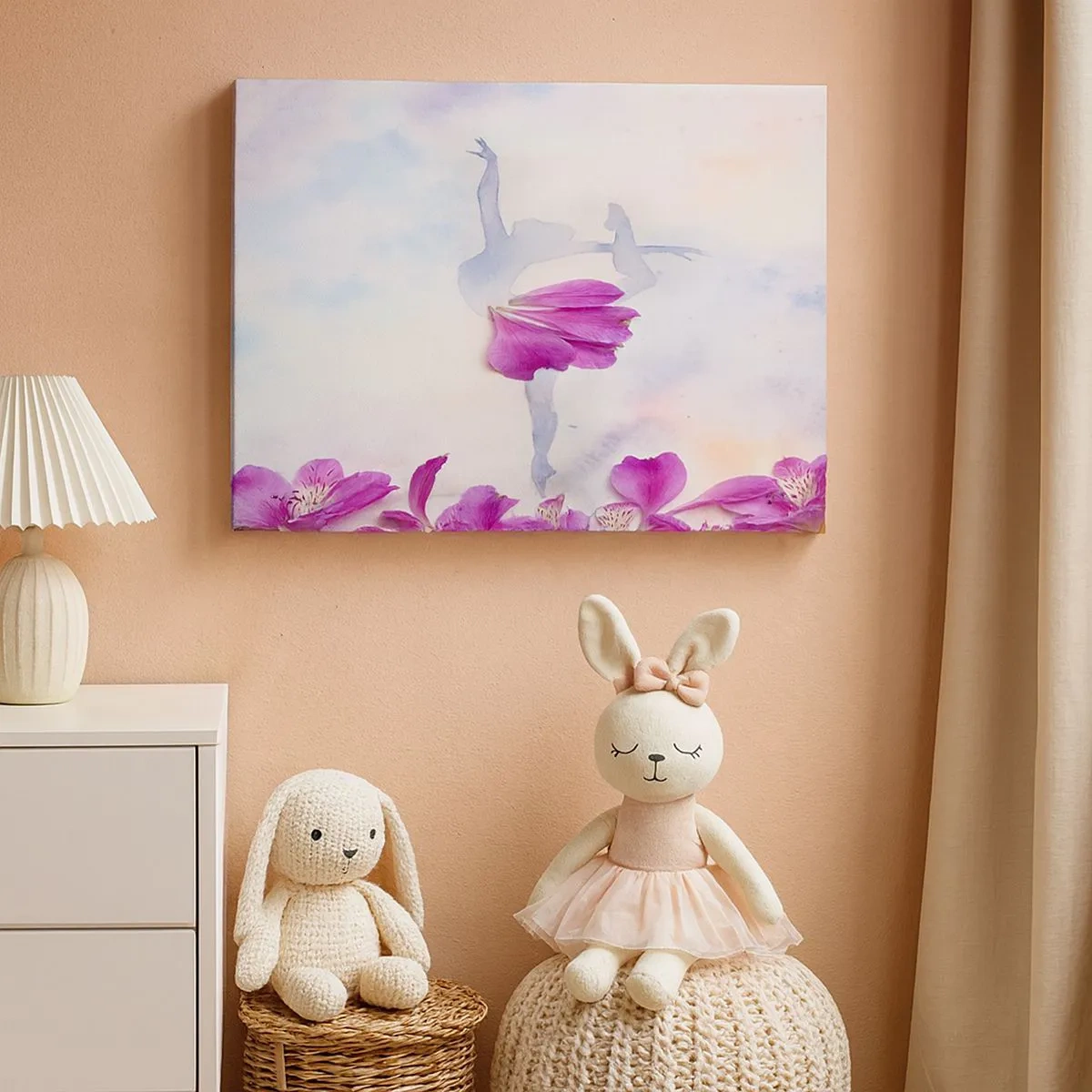 Tablou pe pânză Canvas - O dansatoare într-o rochie cu petale de flori pe un fundal pastel - 70x50cm - Delicată ca o floare - Decorațiune modernă pentru perete pentru living și dormitor ARTTOR
