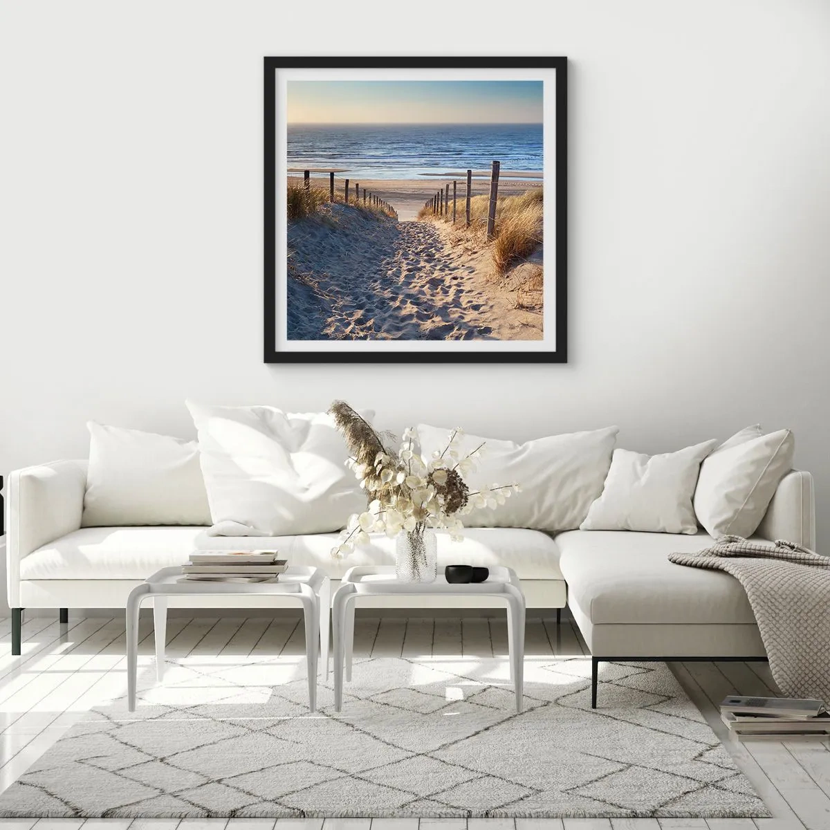 Poster în ramă neagră - Zumzet de mare, o plajă sălbatică printre ierburi... - 30x30 cm