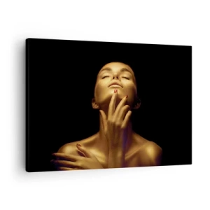 Tablou pe pânză Canvas - Portretul unei femei într-o strălucire aurie pe un fundal negru - 70x50cm - Ca mătasea aurie - Decorațiune modernă pentru perete pentru living și dormitor ARTTOR