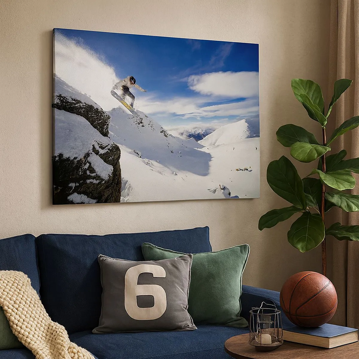 Tablou pe pânză Canvas - Un snowboarder sare de pe o stâncă cu munți acoperiți de zăpadă în fundal. - 70x50cm - Libertate fără frontiere - Decorațiune modernă pentru perete pentru living și dormitor ARTTOR