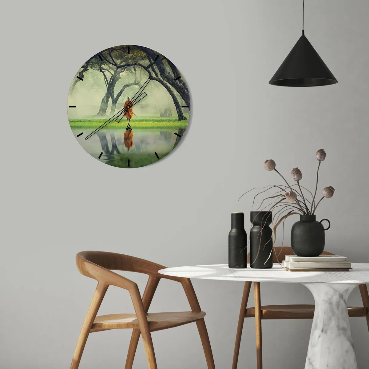 Ceas de perete - Ceas pe sticlă - Un călugăr în pădure reflectat în apă - 30x30cm - Pe drumul spre iluminare - Decorațiune modernă pentru perete pentru living, bucătărie și dormitor ARTTOR