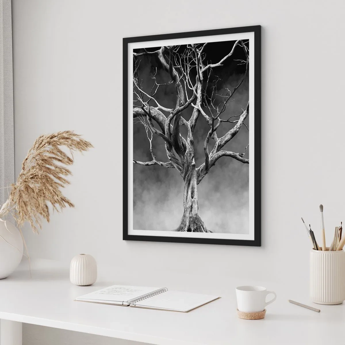 Poster în ramă neagră - Imagine alb-negru a unui copac pe un fundal de ceață - 50x70cm - Primare și sacre - Decorațiune modernă pentru perete pentru living și dormitor ARTTOR
