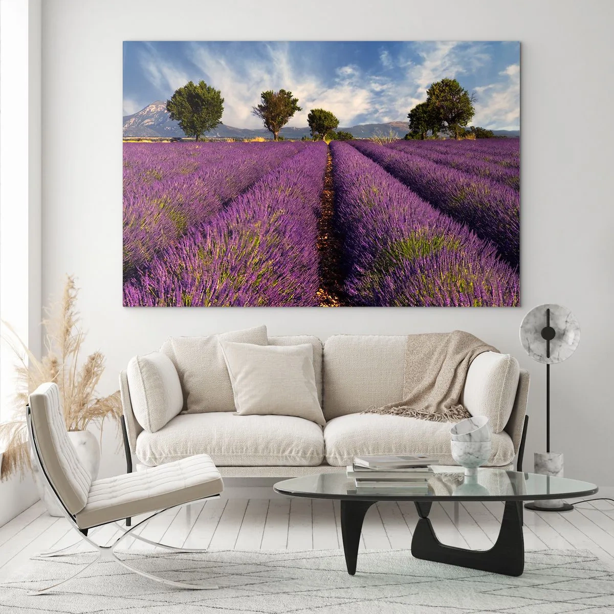 Tablou pe sticlă - Un câmp de lavandă cu copaci și un fundal muntos - 70x50cm - Câmpuri de lavandă - Decorațiune modernă pentru perete pentru living și dormitor ARTTOR