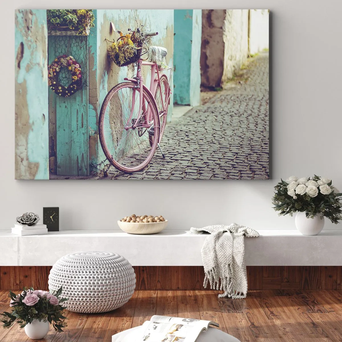 Tablou pe pânză Canvas - O bicicletă roz lângă o ușă turcoaz - 70x50cm - Mă întorc imediat - Decorațiune modernă pentru perete pentru living și dormitor ARTTOR