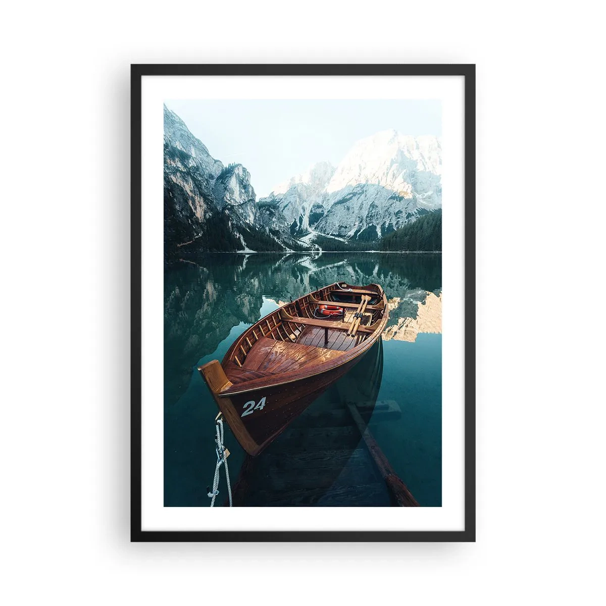 Poster în ramă neagră - barcă de lemn pe un lac liniștit înconjurat de munți - 50x70cm - Ca și cum ar fi pictat pe sticlă - Decorațiune modernă pentru perete pentru living și dormitor ARTTOR