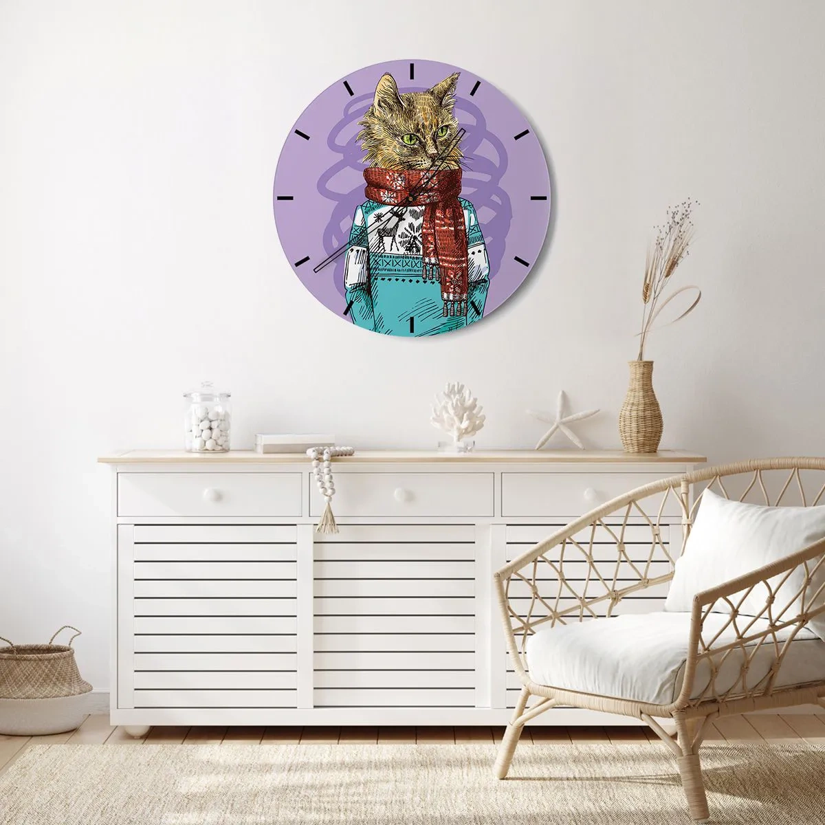 Ceas de perete - Ceas pe sticlă - O pisică într-o ținută de iarnă cu o eșarfă pe un fundal violet - 30x30cm - Motanul nu numai încălțat - Decorațiune modernă pentru perete pentru living, bucătărie și dormitor ARTTOR