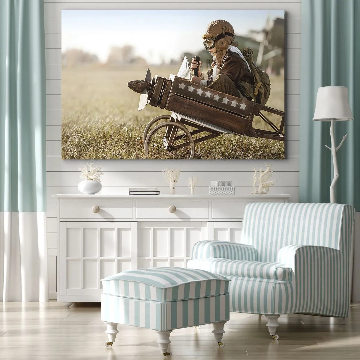 Tablou pe pânză Canvas - Un copil într-un avion de jucărie cu un câmp în fundal - 70x50cm - Porniți spre vis - Decorațiune modernă pentru perete pentru living și dormitor ARTTOR