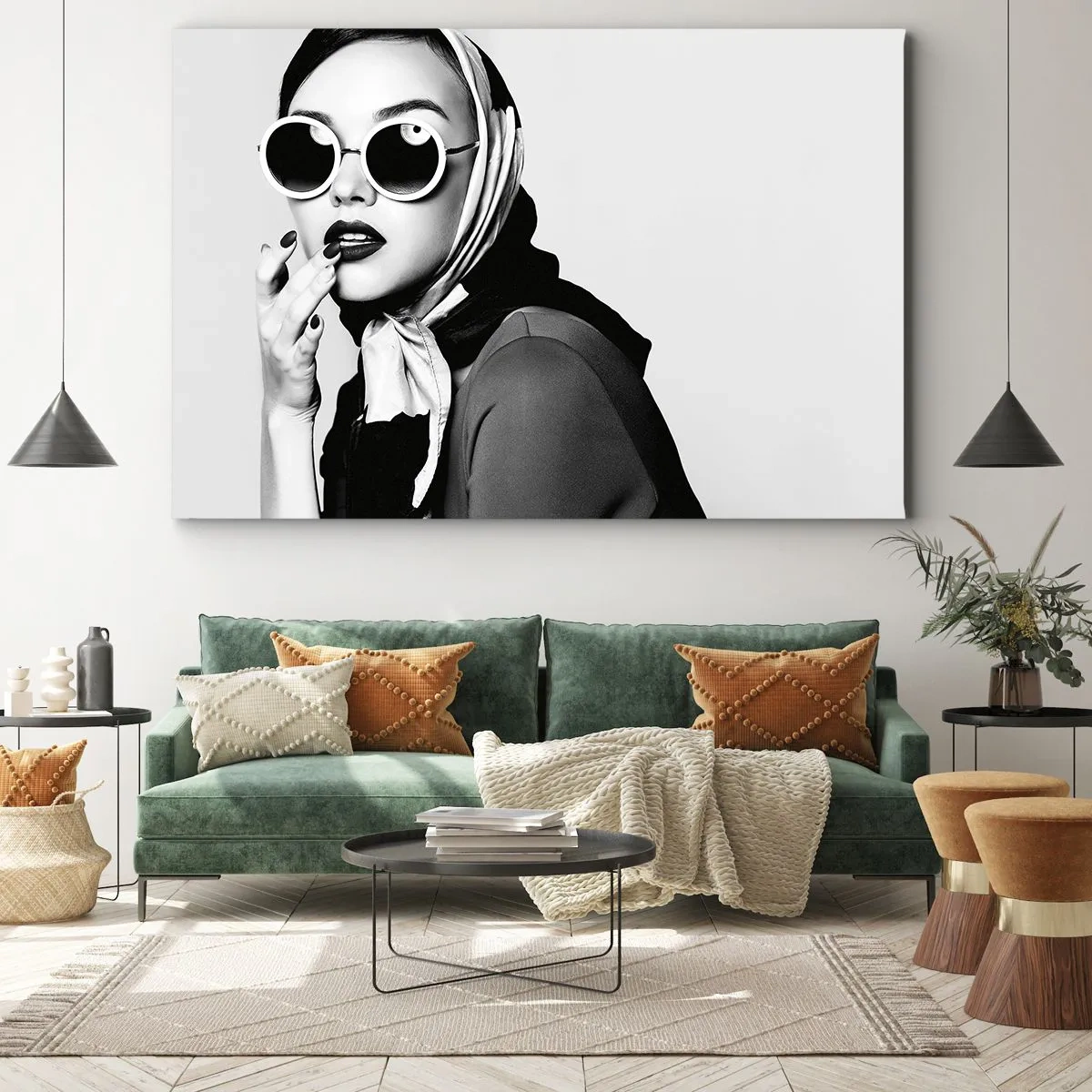 Tablou pe pânză Canvas - Portret alb-negru al unei femei purtând ochelari și o eșarfă pe cap - 70x50cm - Salutări din anii `60. - Decorațiune modernă pentru perete pentru living și dormitor ARTTOR