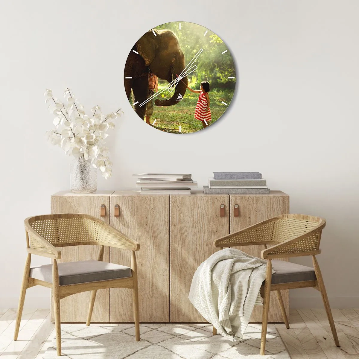 Ceas de perete - Ceas pe sticlă - O fată într-o rochie roșie atinge trompa unui elefant în pădure. - 30x30cm - Puterea prieteniei - Decorațiune modernă pentru perete pentru living, bucătărie și dormitor ARTTOR