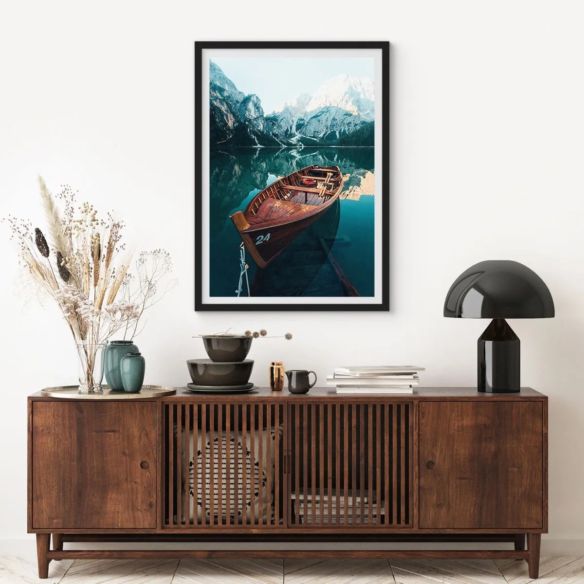 Poster în ramă neagră - barcă de lemn pe un lac liniștit înconjurat de munți - 50x70cm - Ca și cum ar fi pictat pe sticlă - Decorațiune modernă pentru perete pentru living și dormitor ARTTOR