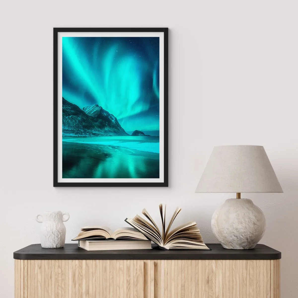 Poster în ramă neagră - O fotografie a aurorei boreale deasupra unui peisaj muntos - 50x70cm - Minunile din nord - Decorațiune modernă pentru perete pentru living și dormitor ARTTOR