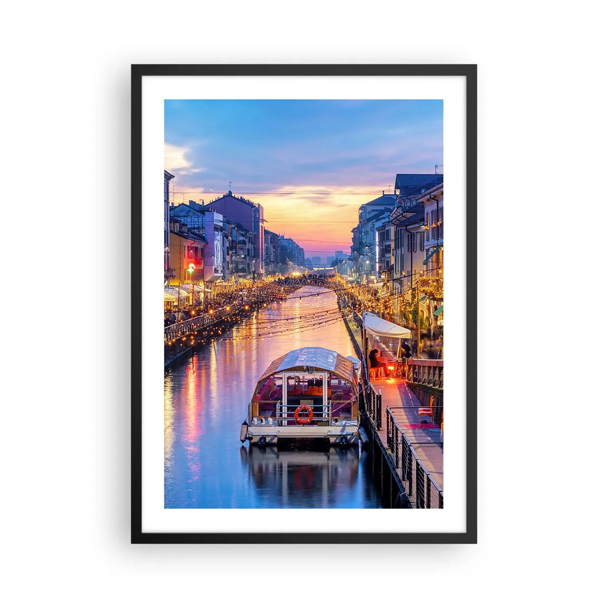 Poster în ramă neagră - Canal cu barcă și iluminare de seară într-un apus de soare pastelat - 50x70cm - O seară de lumină și distracție - Decorațiune modernă pentru perete pentru living și dormitor ARTTOR