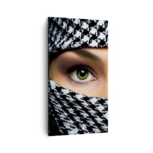 Tablou pe pânză - Un portret al unei frumuseți cu ochii verzi - 45x80 cm