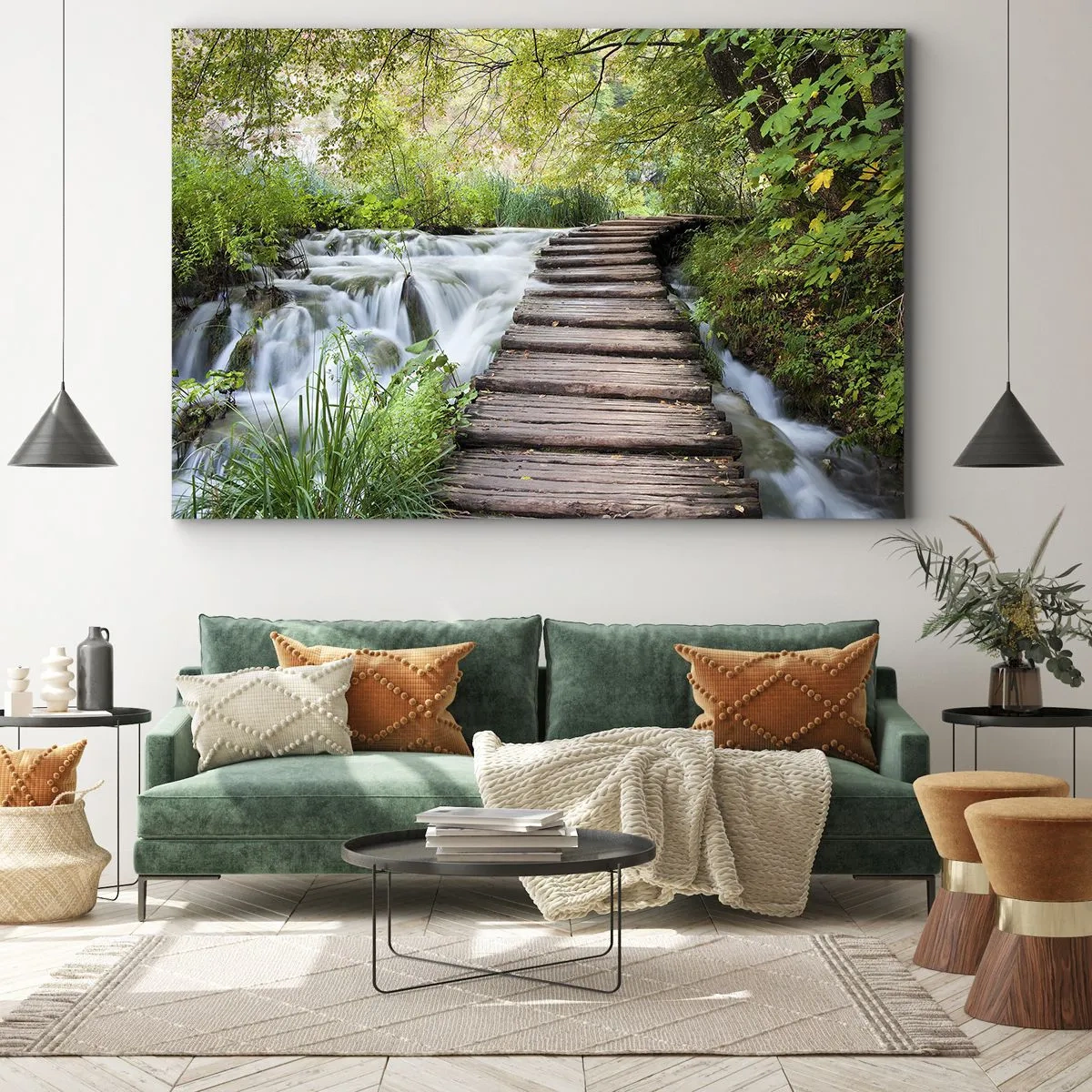 Tablou pe pânză Canvas - Un pod de lemn peste o cascadă, înconjurat de o pădure luxuriantă și verde. - 70x50cm - Nu este deloc o apă liniștită - Decorațiune modernă pentru perete pentru living și dormitor ARTTOR