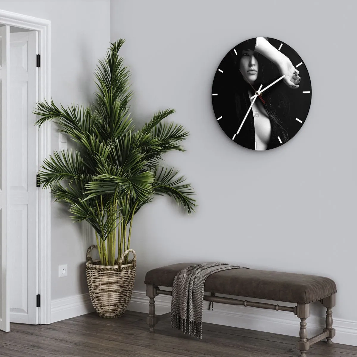 Ceas de perete - Ceas pe sticlă - Portret alb-negru al unei femei cu fața acoperită și un umăr gol - 30x30cm - Școala de seducție - Decorațiune modernă pentru perete pentru living, bucătărie și dormitor ARTTOR