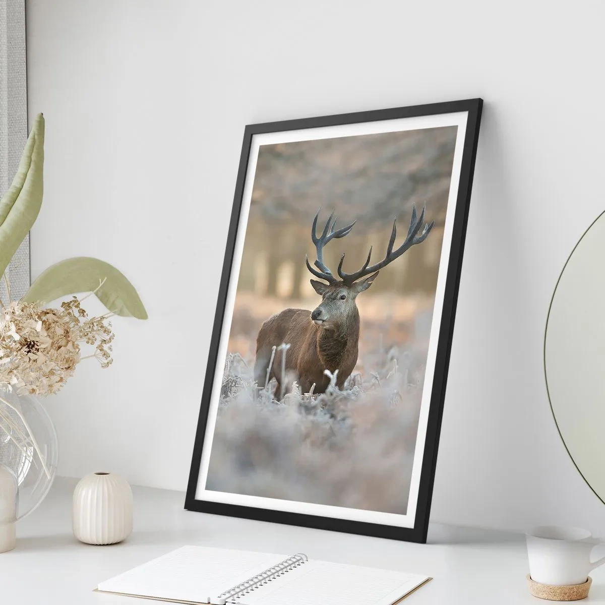 Poster în ramă neagră - Un cerb impunător într-un cadru de pădure de iarnă - 50x70cm - O dimineață răcoroasă - Decorațiune modernă pentru perete pentru living și dormitor ARTTOR