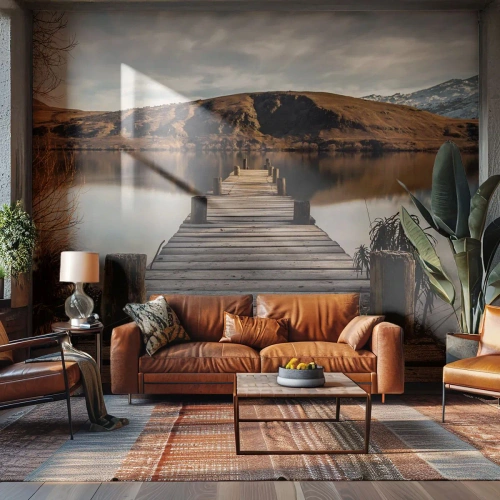 Tapet Standard Eco - Un debarcader din lemn peste un lac liniștit, cu un fundal montan - 100x70cm - Peisaj în tăcere - Decorațiune modernă pentru perete pentru living și dormitor ARTTOR