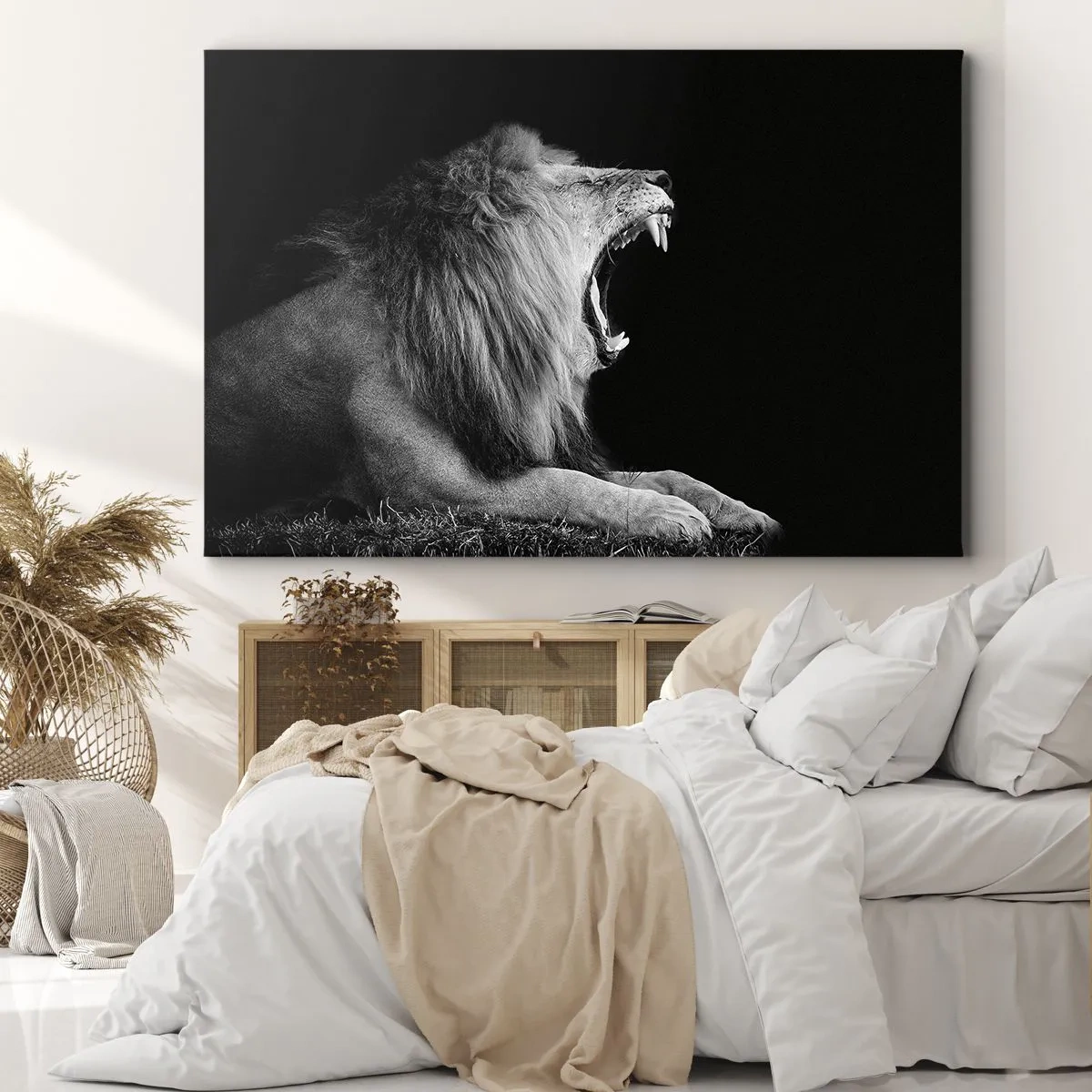 Tablou pe pânză Canvas - Un leu care răcnește pe un fundal negru în tonuri de alb și negru - 70x50cm - Fără nici o ezitare - Decorațiune modernă pentru perete pentru living și dormitor ARTTOR