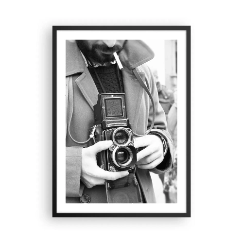 Poster în ramă neagră - Portret alb-negru al unui bărbat cu un aparat foto analogic - 50x70cm - În stilul retro - Decorațiune modernă pentru perete pentru living și dormitor ARTTOR