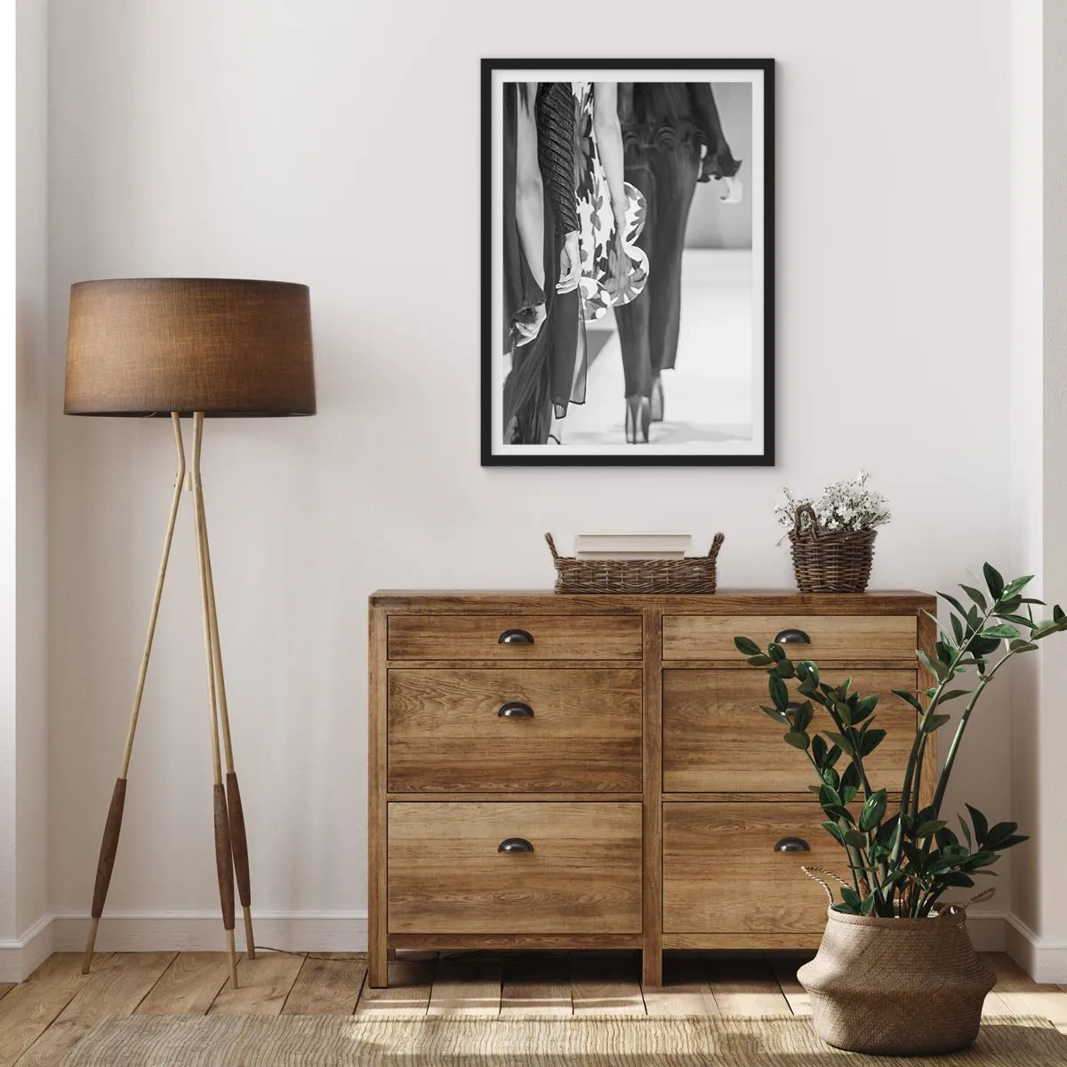 Poster în ramă neagră - Fotografie alb-negru cu modele pe podium - 50x70cm - Paradă elegantă - Decorațiune modernă pentru perete pentru living și dormitor ARTTOR