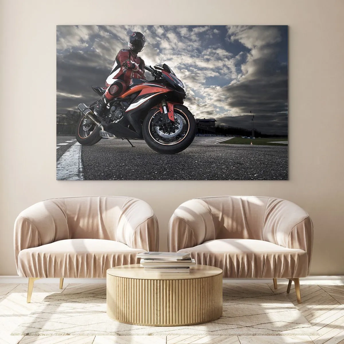 Tablou pe sticlă - Un motociclist pe o pistă de curse sub un cer furtunos - 70x50cm - Călărețul întunecat - Decorațiune modernă pentru perete pentru living și dormitor ARTTOR