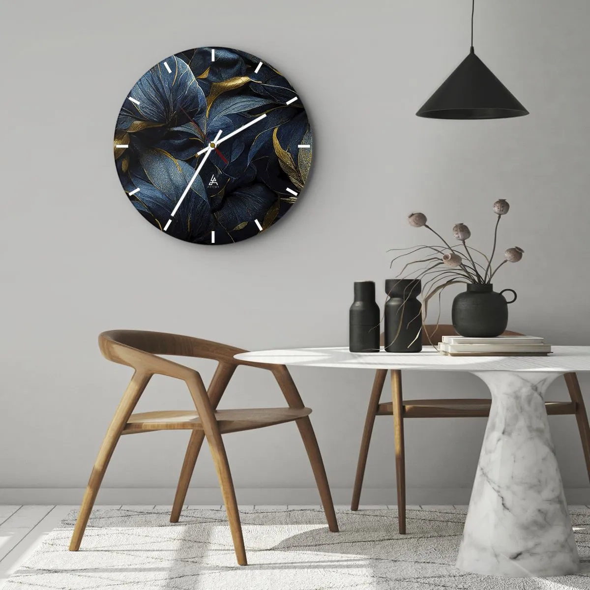 Ceas de perete - Ceas pe sticlă - Flori închise la culoare cu decorațiuni aurii delicate pe petale - 30x30cm - Căptușită cu aur - Decorațiune modernă pentru perete pentru living, bucătărie și dormitor ARTTOR