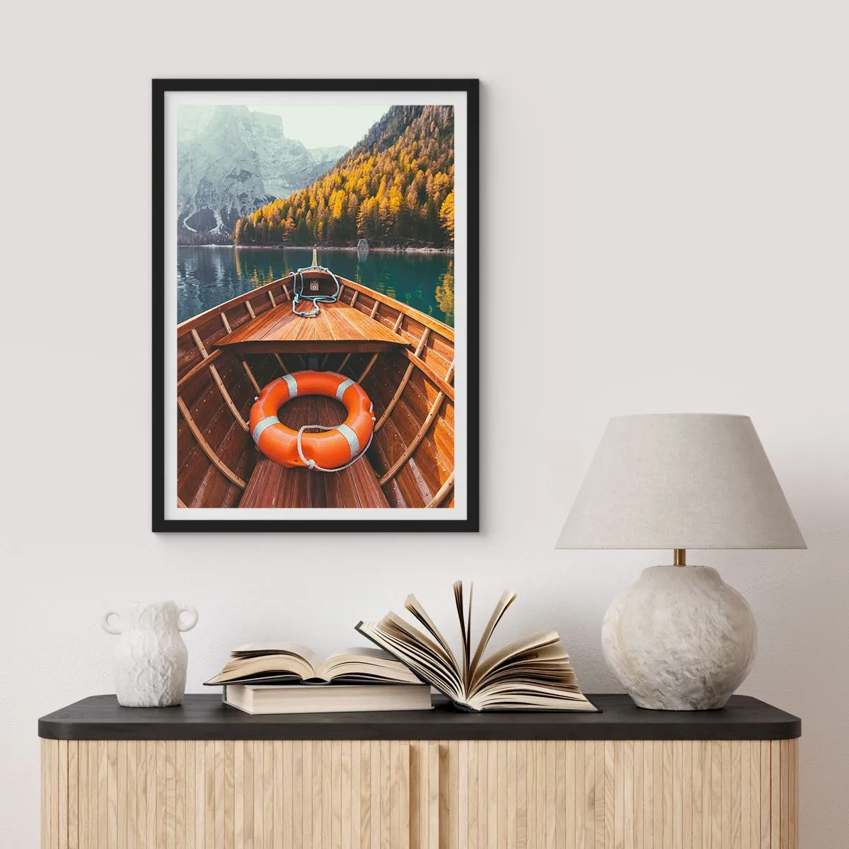 Poster în ramă neagră - O barcă de lemn pe un lac înconjurat de munți - 50x70cm - Excursie pe munte - Decorațiune modernă pentru perete pentru living și dormitor ARTTOR