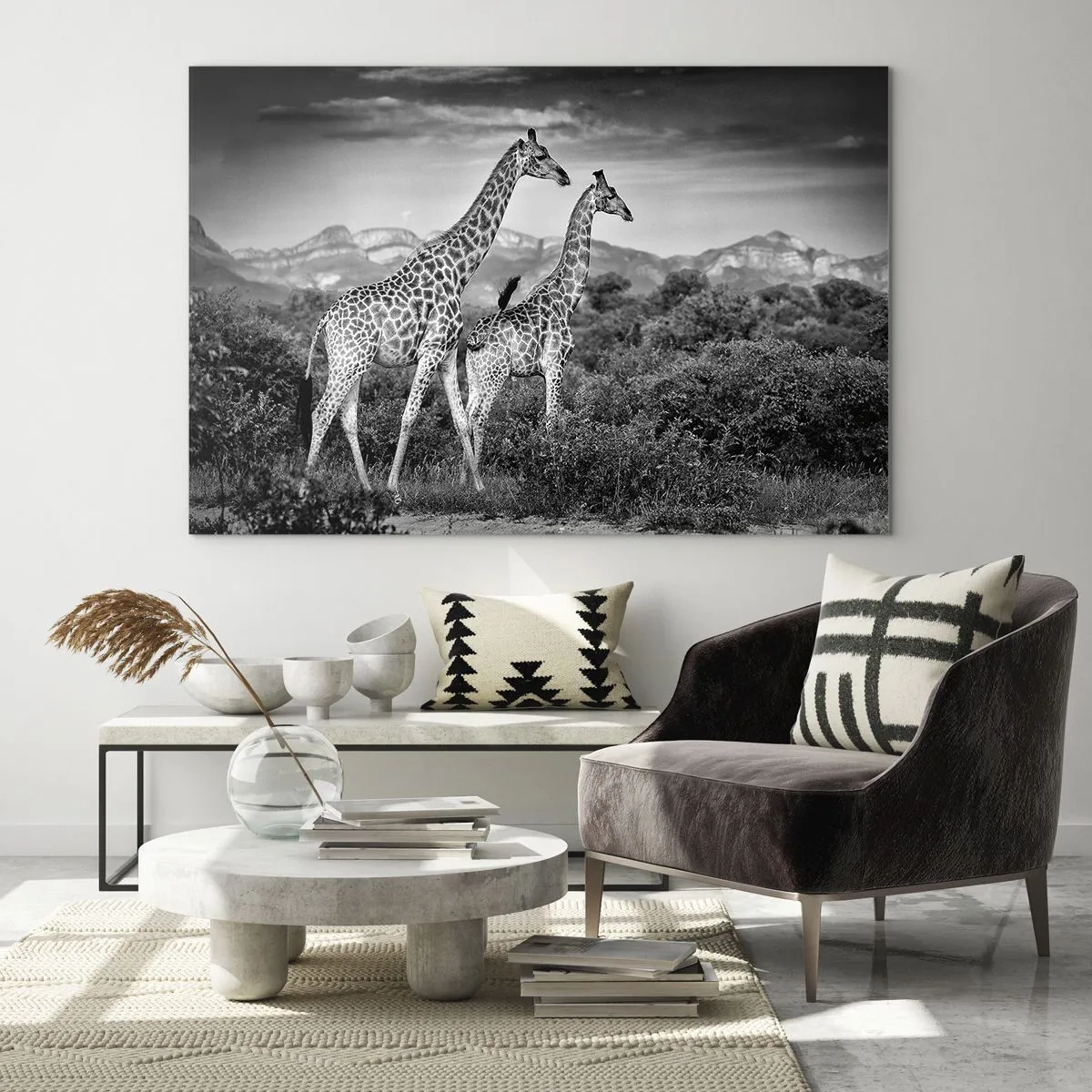 Tablou pe sticlă - fotografie alb-negru a două girafe în savană. - 70x50cm - Clasele superioare din Africa - Decorațiune modernă pentru perete pentru living și dormitor ARTTOR