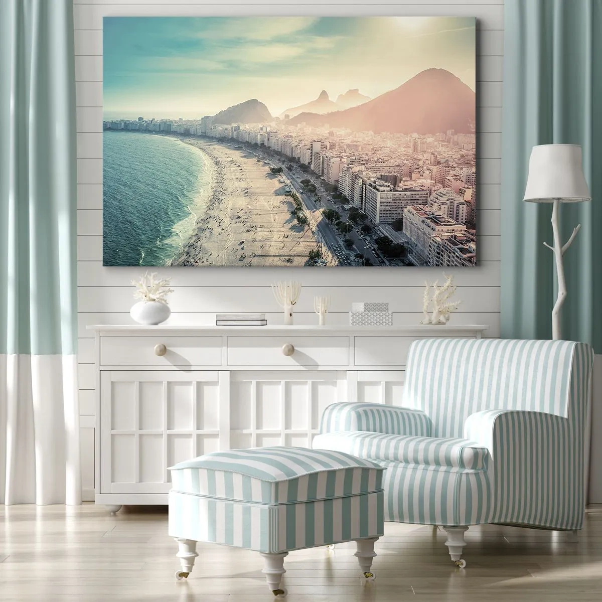 Tablou pe pânză Canvas - Panoramă a plajei Copacabana cu munții în fundal în Rio de Janeiro - 70x50cm - Vacanță perpetuă în Rio - Decorațiune modernă pentru perete pentru living și dormitor ARTTOR
