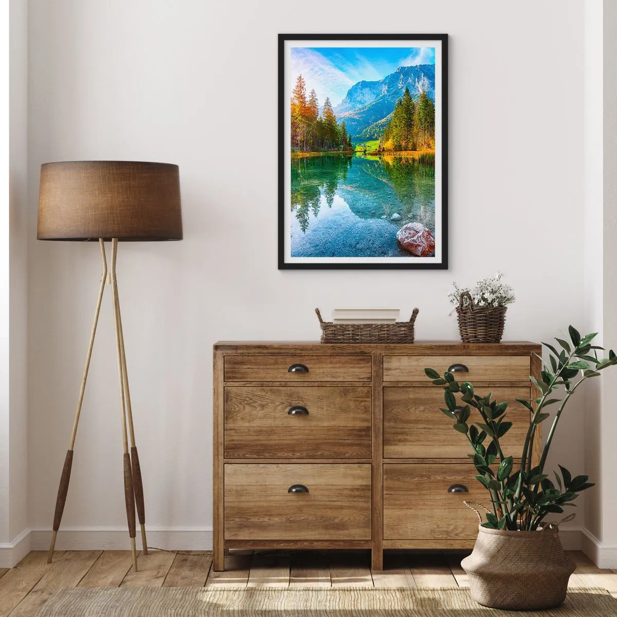 Poster în ramă neagră - Un lac în munți, înconjurat de copaci și reflexia munților în apă - 50x70cm - Blândețea toamnei - Decorațiune modernă pentru perete pentru living și dormitor ARTTOR