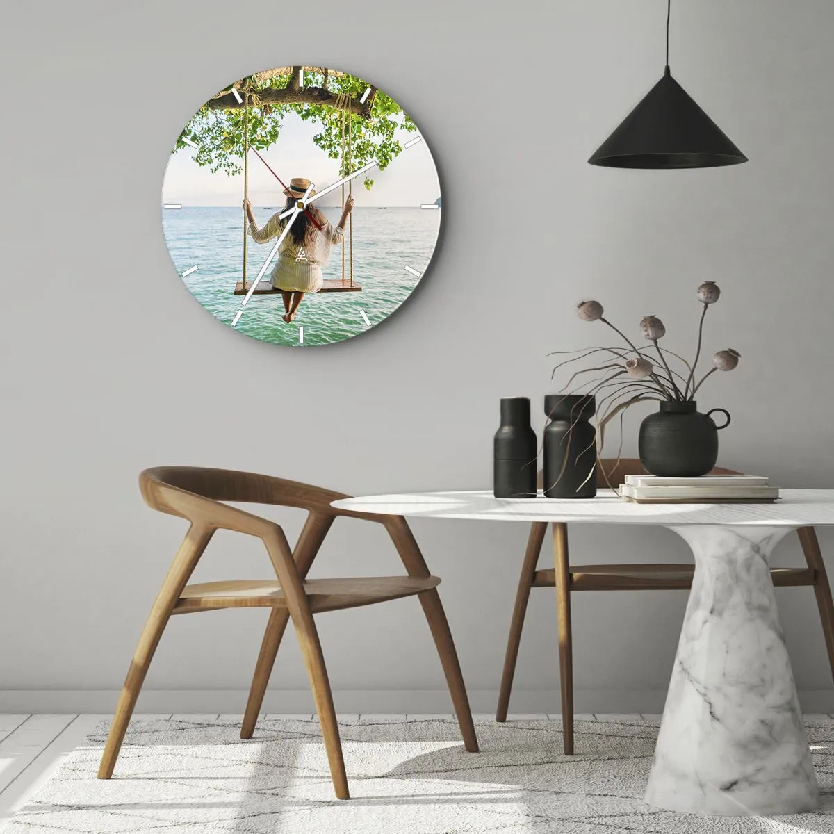 Ceas de perete - Ceas pe sticlă - Femeie pe un leagăn lângă mare într-un decor de vară - 30x30cm - Viața este frumoasă - Decorațiune modernă pentru perete pentru living, bucătărie și dormitor ARTTOR