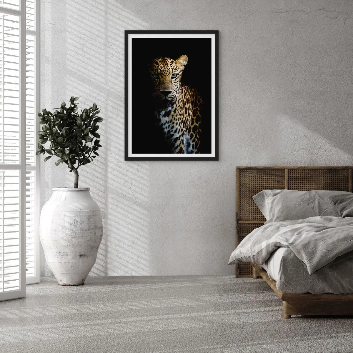Poster în ramă neagră - Un leopard pe un fundal întunecat cu detalii vii de blană. - 50x70cm - Frumusețe întunecată - Decorațiune modernă pentru perete pentru living și dormitor ARTTOR