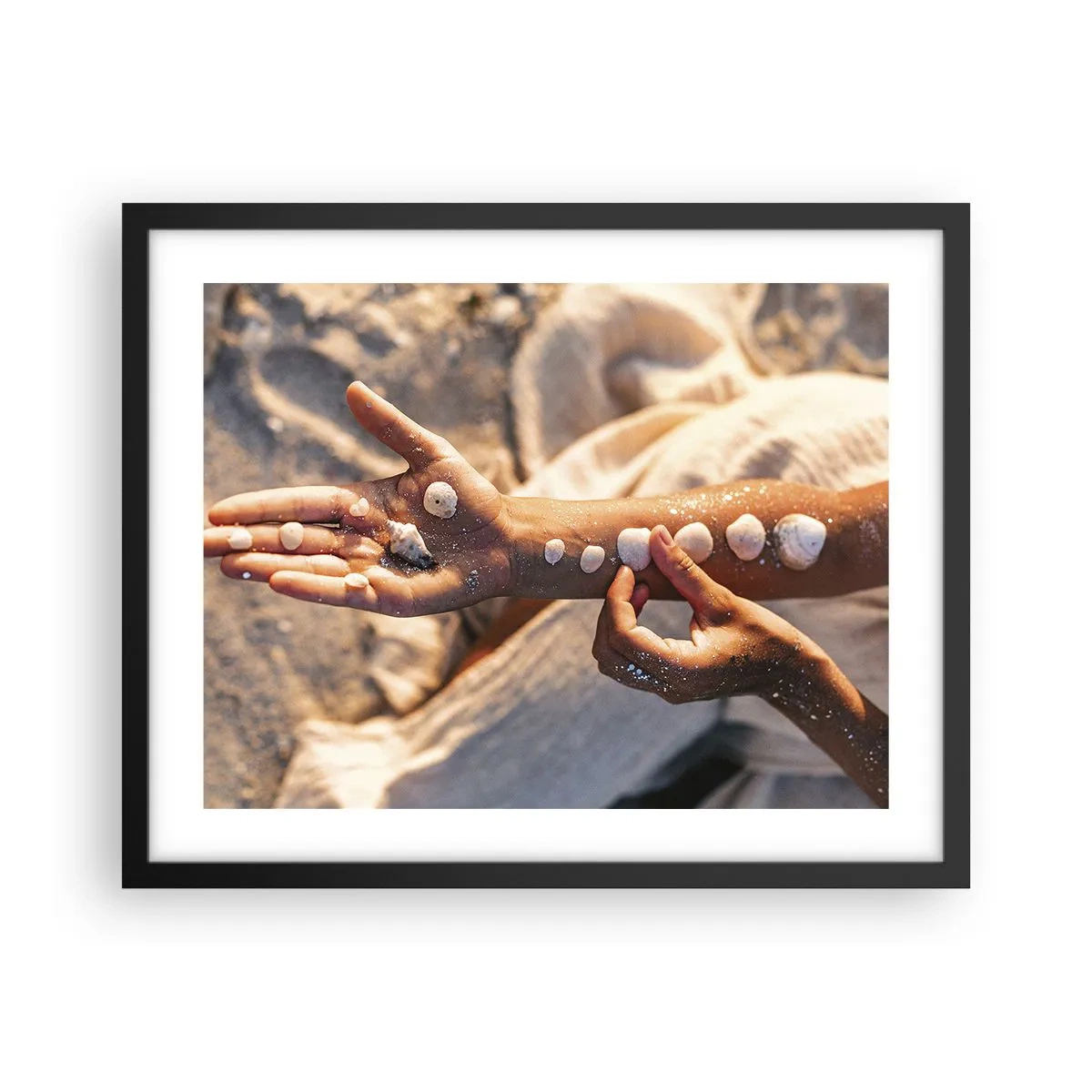 Poster în ramă neagră - Frumusețe la îndemână - 50x40 cm