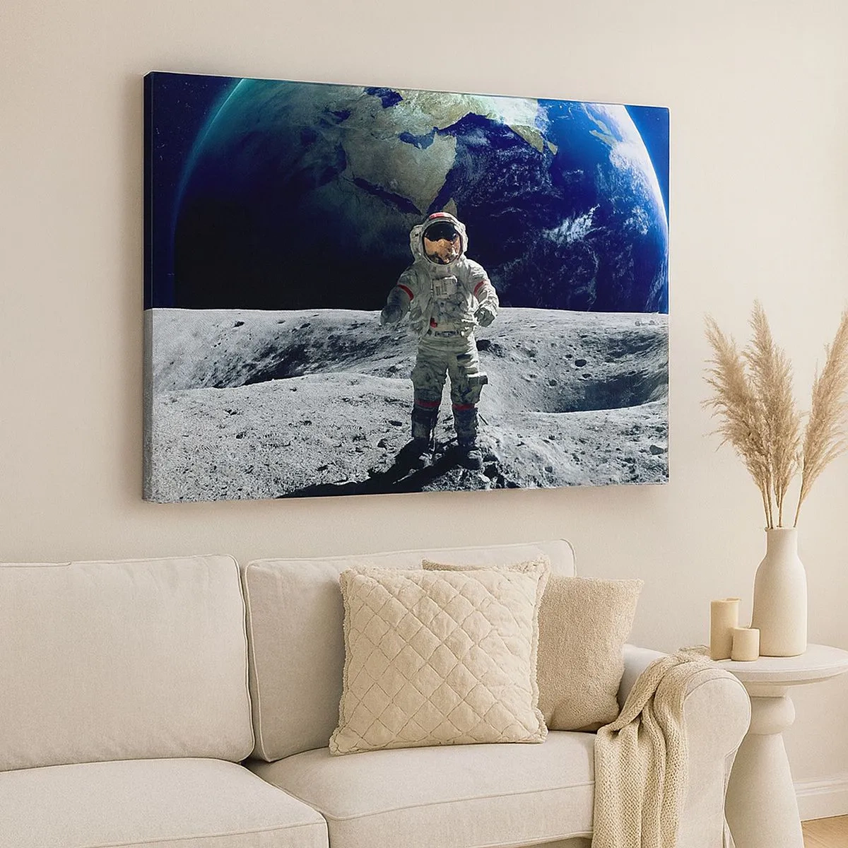 Tablou pe pânză Canvas - Astronautul pe suprafața Lunii cu Pământul în fundal - 70x50cm - Salutări de pe Lună - Decorațiune modernă pentru perete pentru living și dormitor ARTTOR