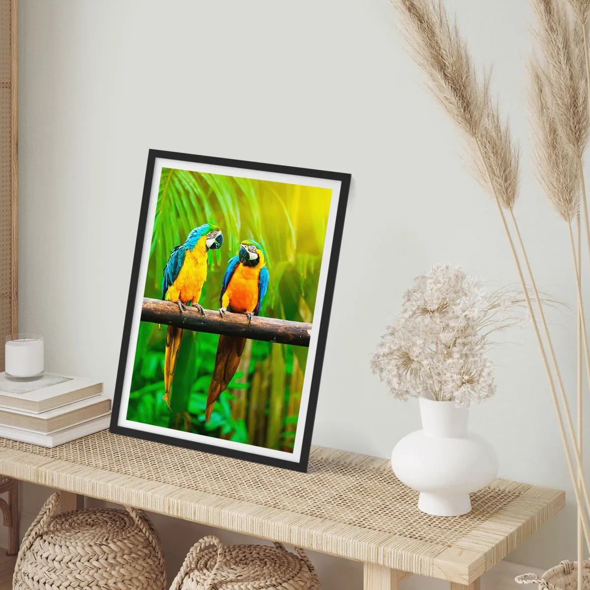 Poster în ramă neagră - Papagali în culori vibrante într-un cadru tropical - 50x70cm - Și ai auzit că ea...? - Decorațiune modernă pentru perete pentru living și dormitor ARTTOR