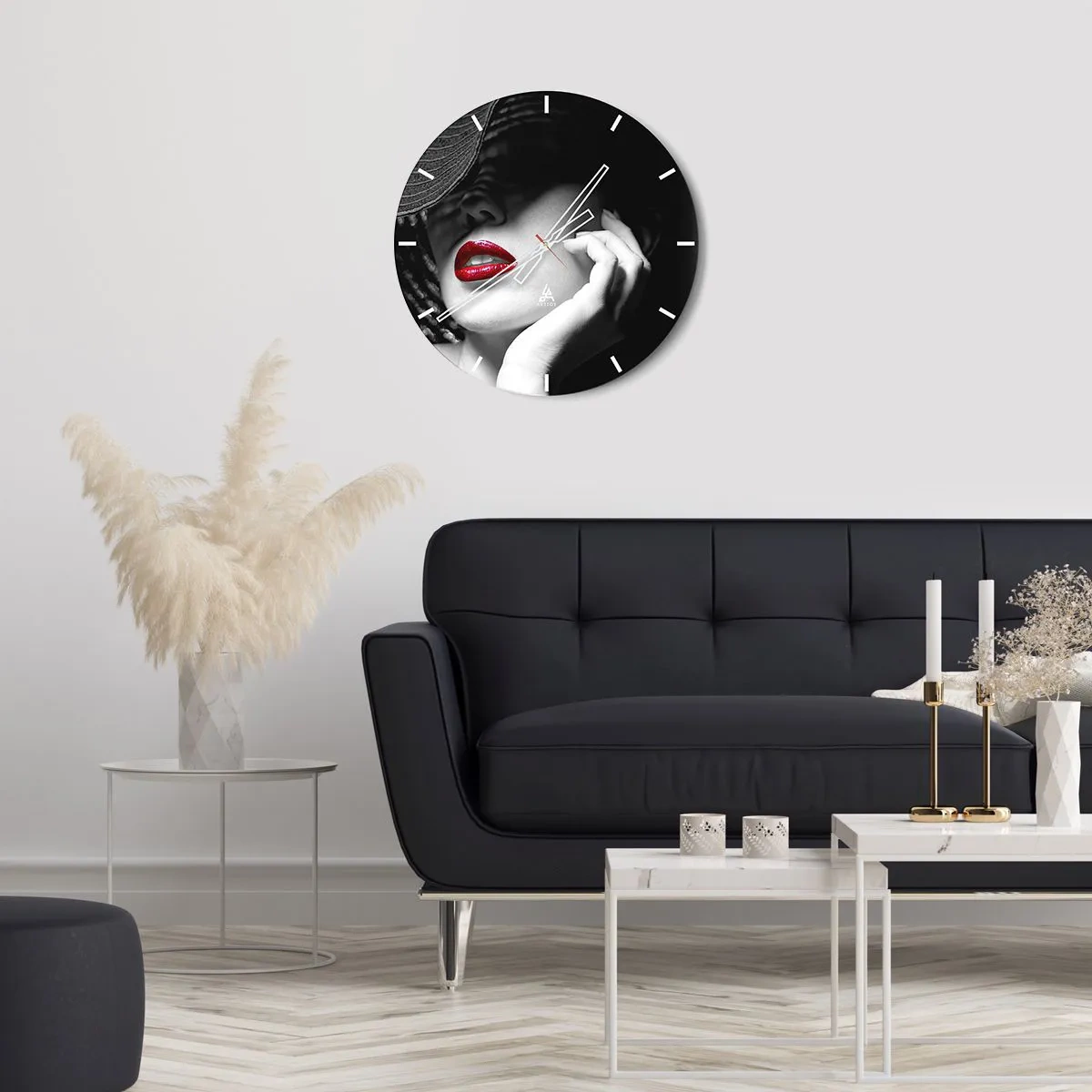 Ceas de perete - Ceas pe sticlă - Portret alb-negru al unei femei cu buze roșii - 30x30cm - Studiu în stacojiu - Decorațiune modernă pentru perete pentru living, bucătărie și dormitor ARTTOR