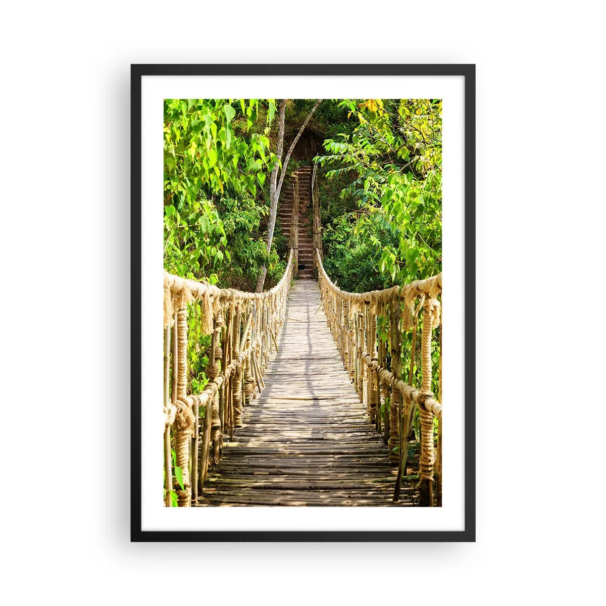 Poster în ramă neagră - Un pod de lemn cu frânghii înconjurat de verdeață luxuriantă - 50x70cm - Suspendat în verde - Decorațiune modernă pentru perete pentru living și dormitor ARTTOR