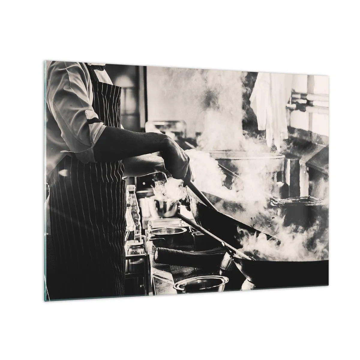 Tablou pe sticlă - Un bucătar în acțiune cu o tigaie într-o bucătărie plină de aburi - 70x50cm - Alchimia aromelor - Decorațiune modernă pentru perete pentru living și dormitor ARTTOR