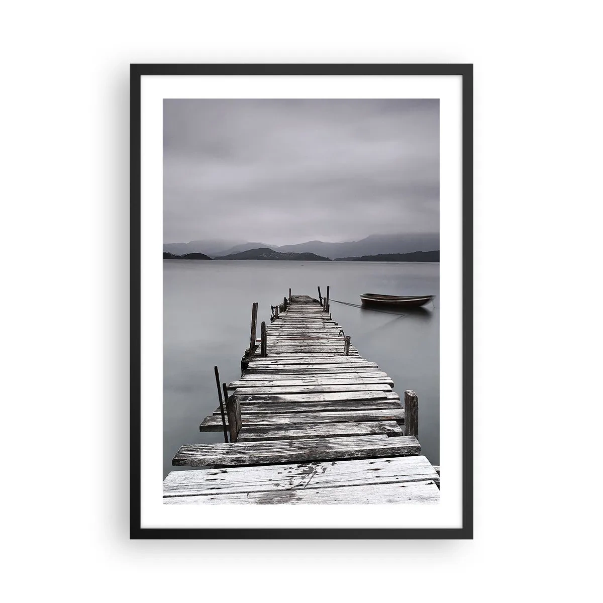 Poster în ramă neagră - Un vechi dig cu o barcă pe ape calme - 50x70cm - Poți pleca mâine - Decorațiune modernă pentru perete pentru living și dormitor ARTTOR